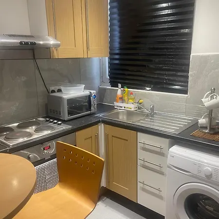 Lovely 1 Bedroom Flat 5 Minutes Walk From Station